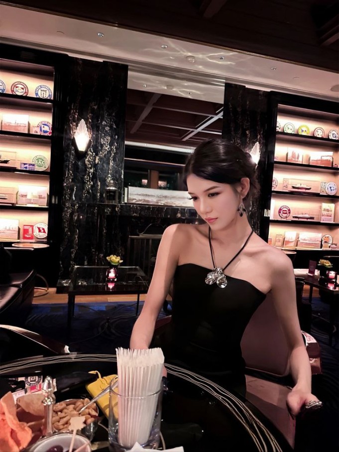 妻子初次接受三人行小说,在线视频网站